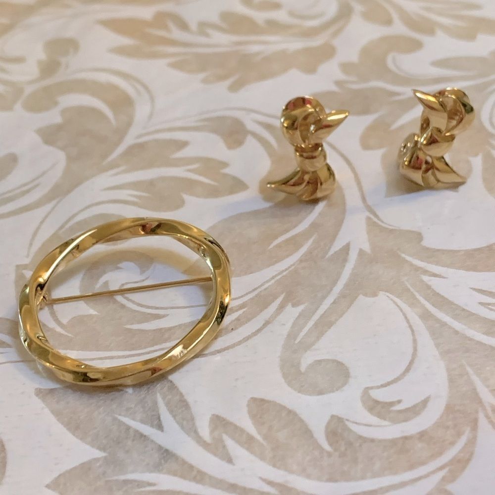 Vintage Monet Bow Clip On Earrings & Round Brooch Pin Gold Tone